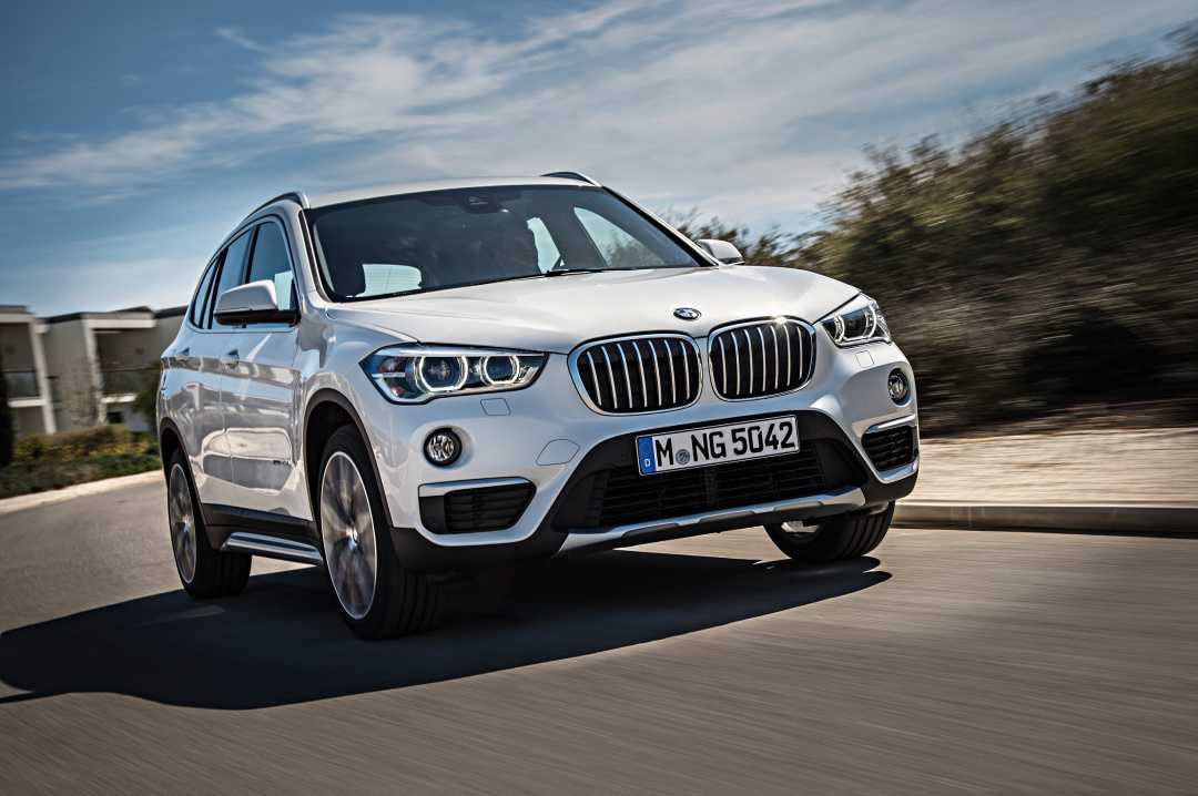 SMALL_[新聞照片三] 全新BMW X1領航版配備滿載，標準配備包括BMW智能衛星導航系統、抬頭顯示器、8.8吋中控觸控螢幕等(圖為搭載xLine風格套件之車型)